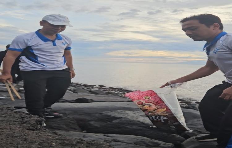 Diskominfo Turut Serta Aksi Bersih-bersih Sampah di Pantai Jasri